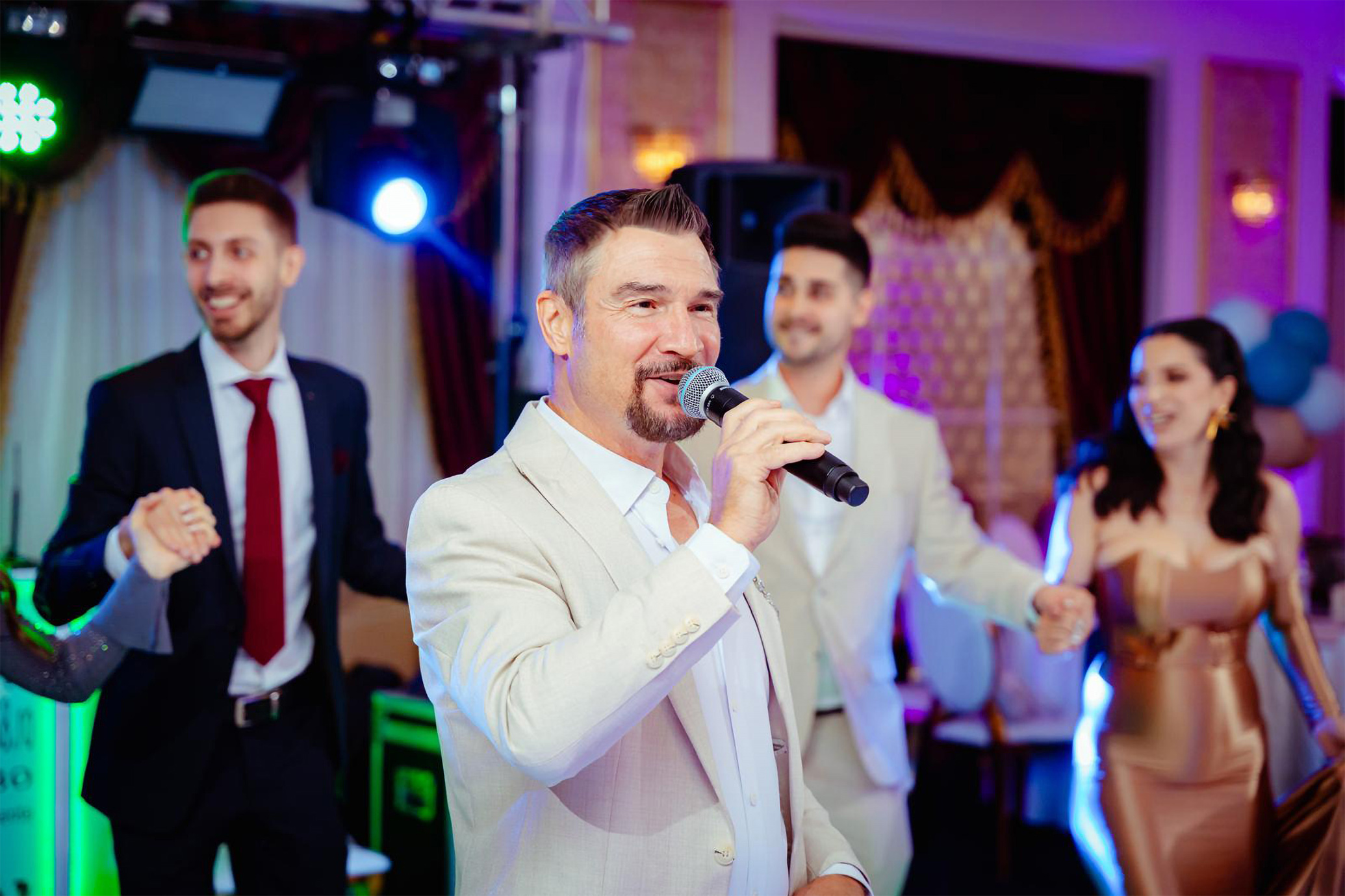 Imagine cu solist de la eveniment cântând