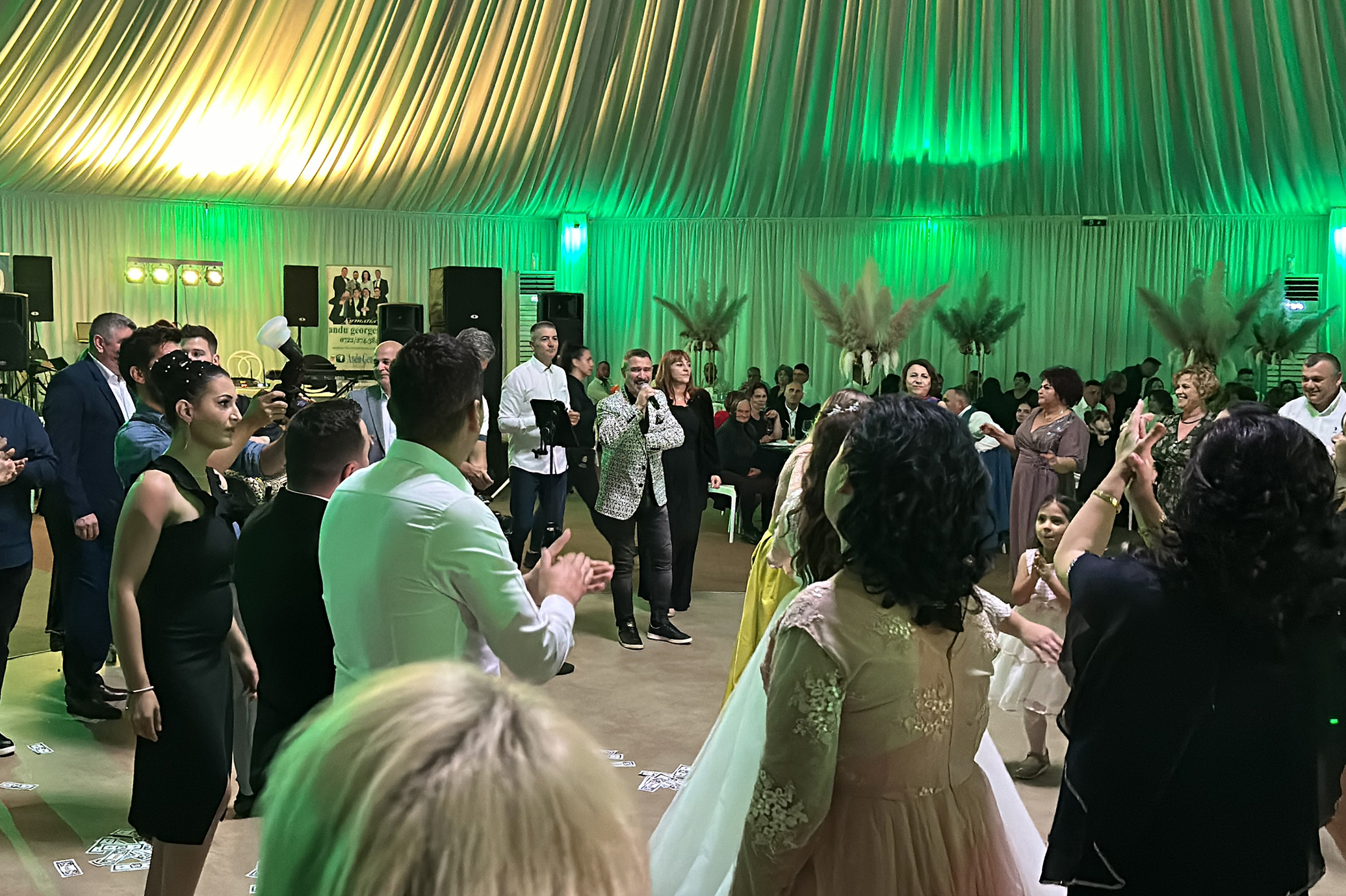 Imagine cu echipamentul de DJ și fum