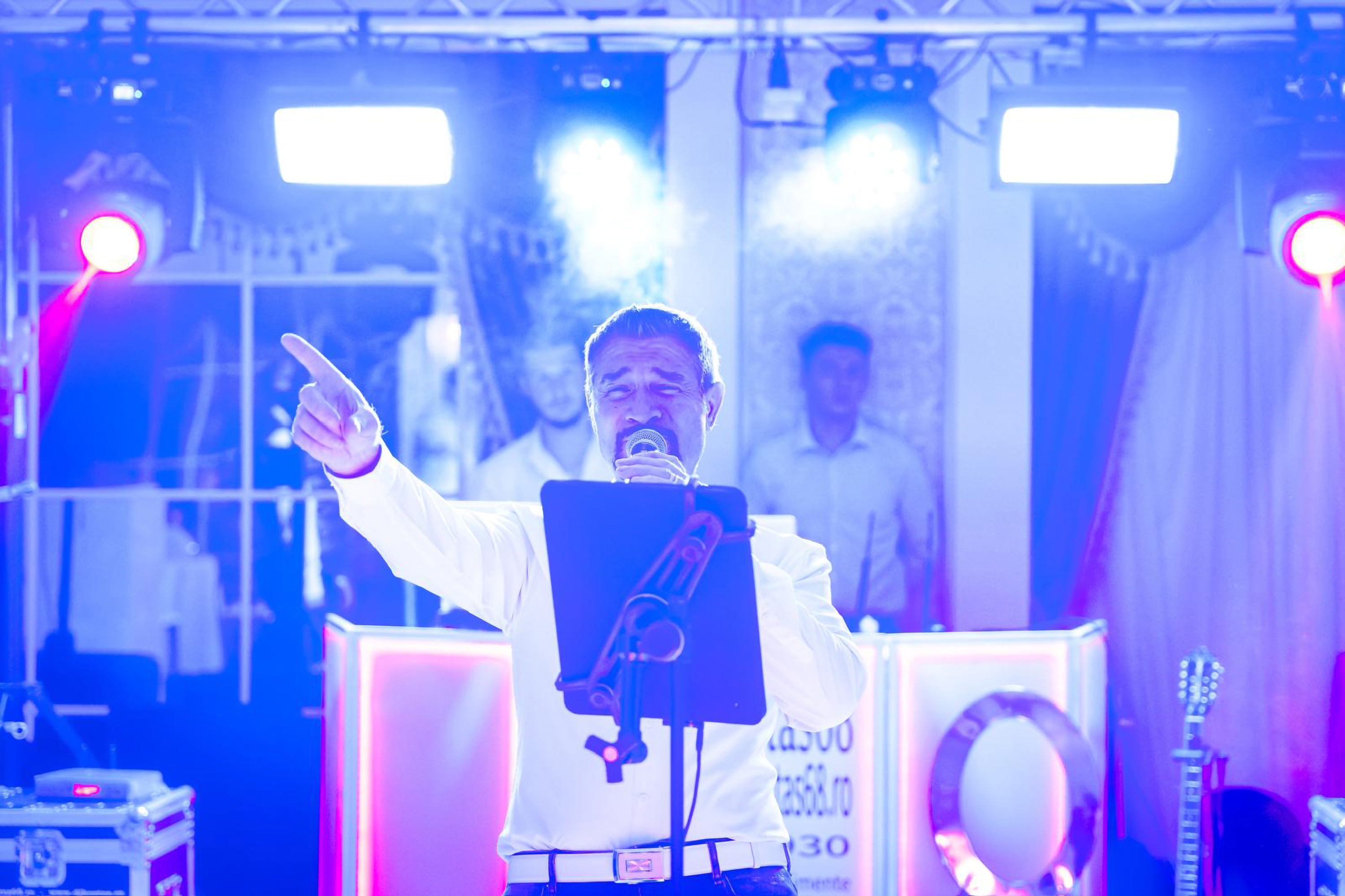 DJ și solist live la nuntă în București, cu schelă de lumini și cu entertainment garantat.